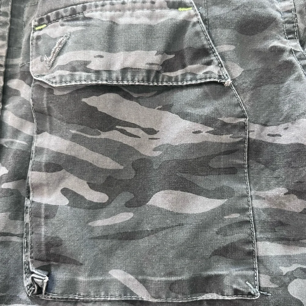Y2K GAP Boys Size S(6-7) Black Camo Button up Shacket Underline Pocket Zip